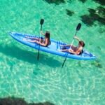 kayak en las aguas de maldivas, deportes de agua, viaje en grupo, maafushi