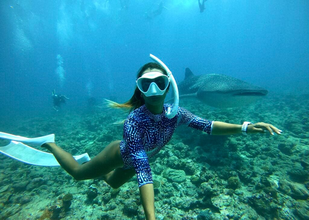 selfie de una integrante sumergida a unos pocos metros junto al tiburón ballena, en las islas Maldivas