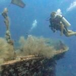 buceo con botella en las islas maldivas, barco hundido, corales duros, corales blandos, mar, océano