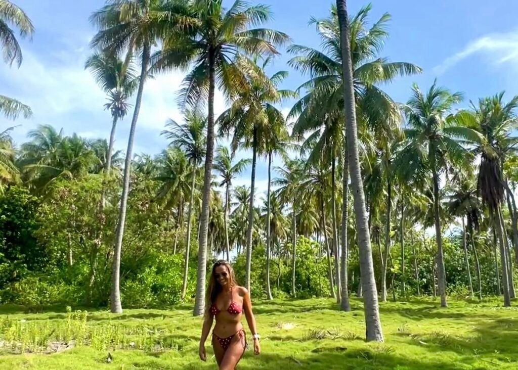 explorando una isla local de las islas maldivas después de nadar con el pez mas grande del mundo, el tiburón ballena