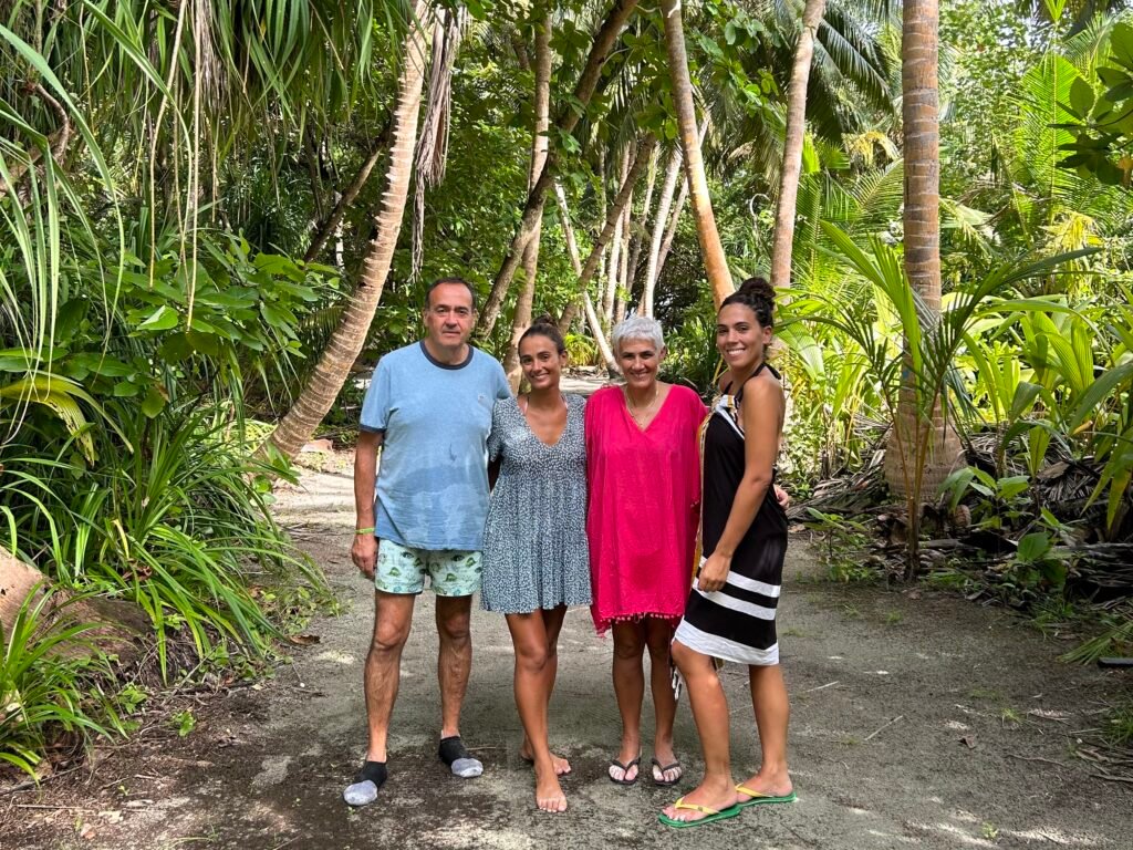viaje en grupo de una familia a las islas maldivas paseando por una isla local