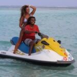pareja en moto de agua en las islas maldivas, maafushi, deportes de agua, adrenalina, velocidad